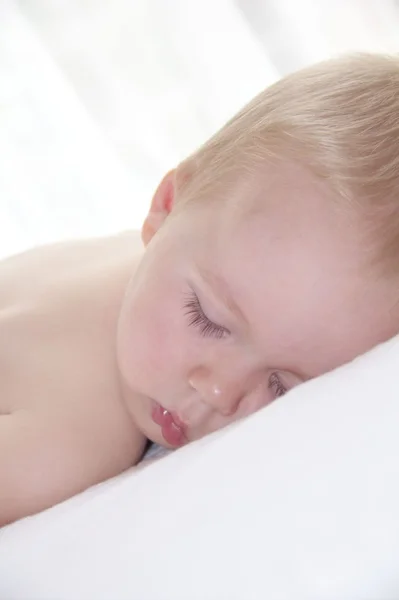 Lindo niño está durmiendo —  Fotos de Stock