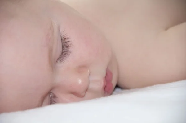 Criança bonito está tendo uma soneca — Fotografia de Stock