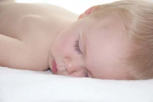 Vackra barn pojke sover — Stockfoto