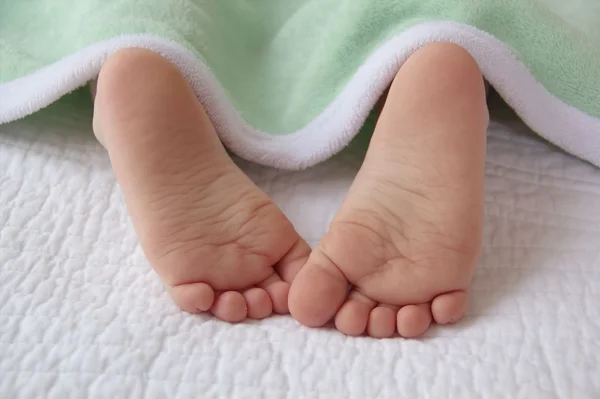Slapende baby's kleine voeten — Stockfoto