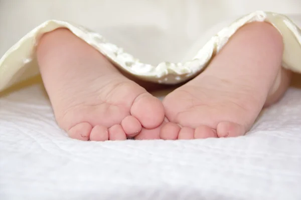 Pequenos pés de criança adormecida — Fotografia de Stock