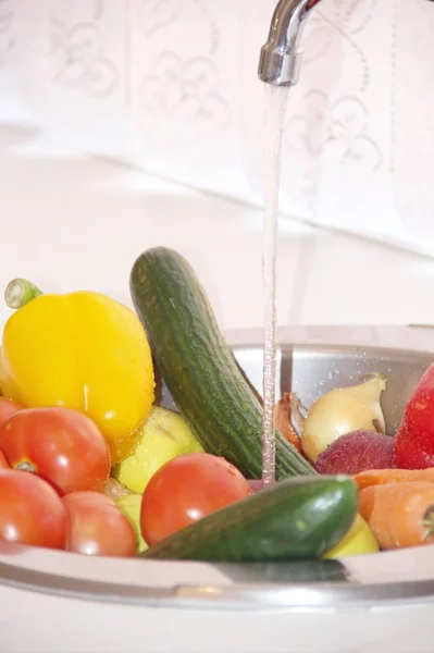 Gewaschenes Gemüse in einer Waschschüssel — Stockfoto