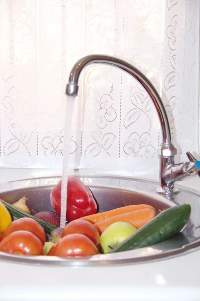 Tvätta grönsaker och frukter — Stockfoto