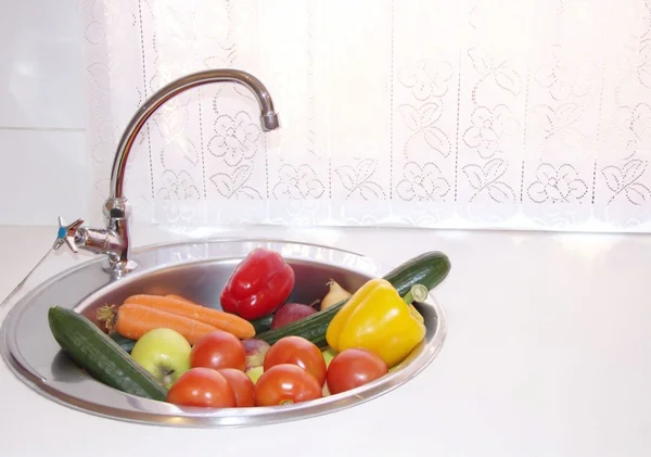 Färgglada grönsaker och frukt i en diskho — Stockfoto