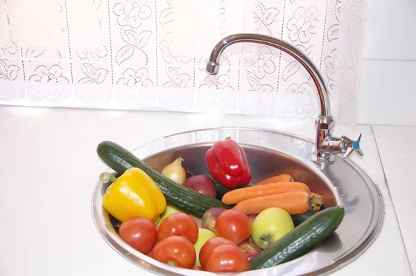 Friss zöldség és gyümölcs a mosogató — Stock Fotó