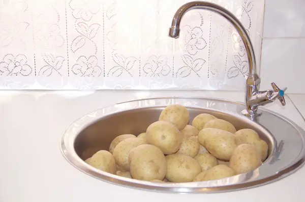 在水槽里洗的鲜薯 — 图库照片