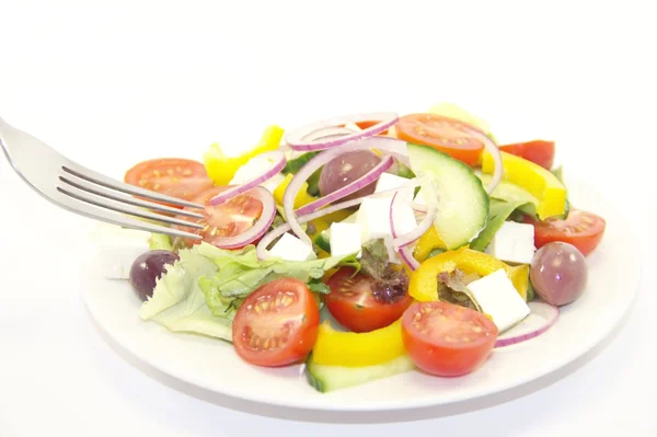 Frischer, gesunder Gemüsesalat im Teller auf weißem — Stockfoto