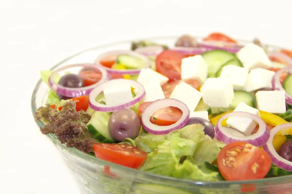 Gesunder Vitaminsalat mit Feta auf weißem Hintergrund — Stockfoto