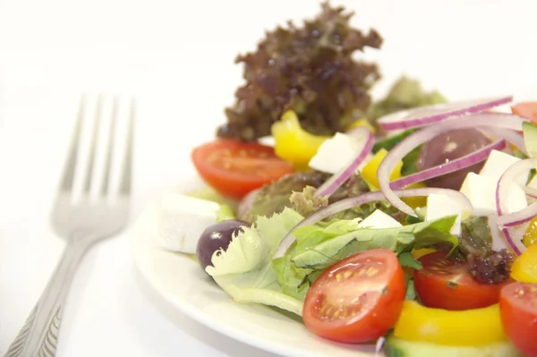 Serviert leckeren Gemüsesalat isoliert auf weißem Hintergrund — Stockfoto