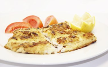 ile sebze kızarmış balık filetosu