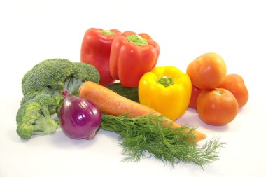 Beyaz arka plan üzerinde izole taze sağlıklı sebze