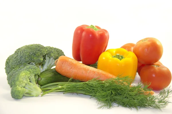 Verduras frescas brillantes aisladas en blanco —  Fotos de Stock