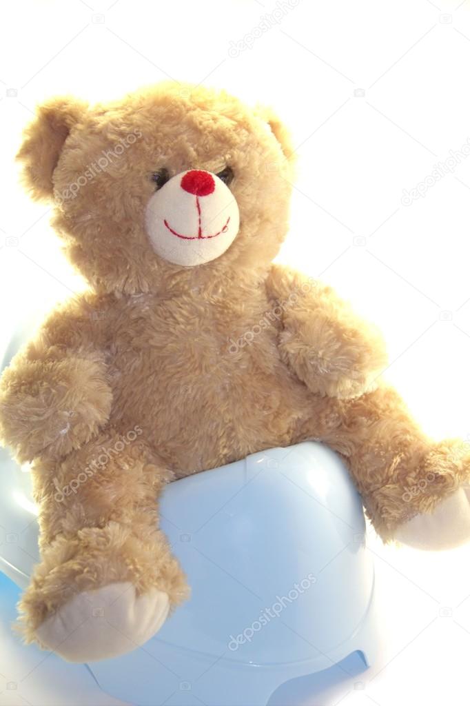 Teddybär sitzt isoliert auf Töpfchen - Stockfotografie: lizenzfreie ...