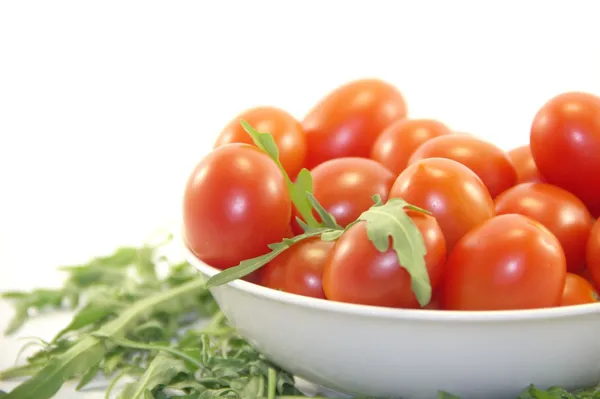 Tomates cereja e foguete verde fresco — Fotografia de Stock