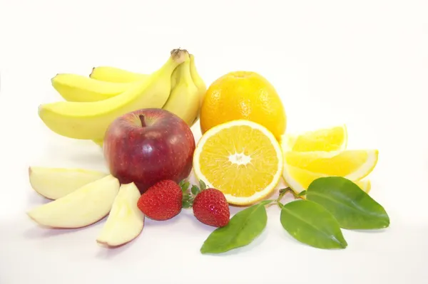 Frutta banane, arance, mele, fragole isolate su fondo bianco — Foto Stock