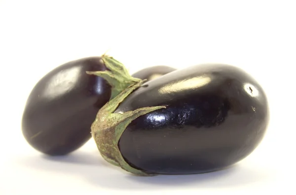 Verse aubergines op witte achtergrond — Stockfoto