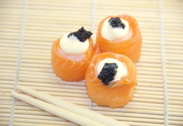 Deliciosos rolos de salmão com creme de queijo — Fotografia de Stock