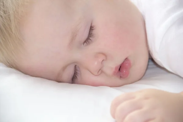 Söt liten pojke ansikte sover — Stockfoto