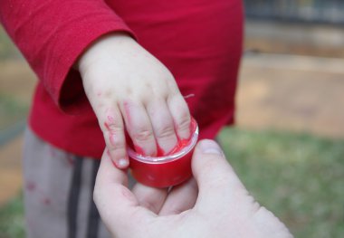 küçük parmaklar tüp boya ile yürümeye başlayan çocuk