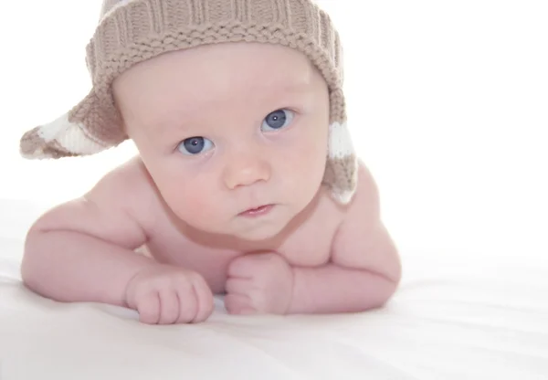 Bonito menino em chapéu de malha — Fotografia de Stock