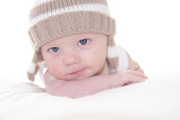 Retrato de lindo bebé niño en un sombrero de punto — Foto de Stock