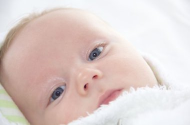 mavi gözlü güzel bebek yüzü