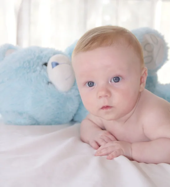 可爱的三个月大的宝宝和蓝色泰迪熊 — 图库照片