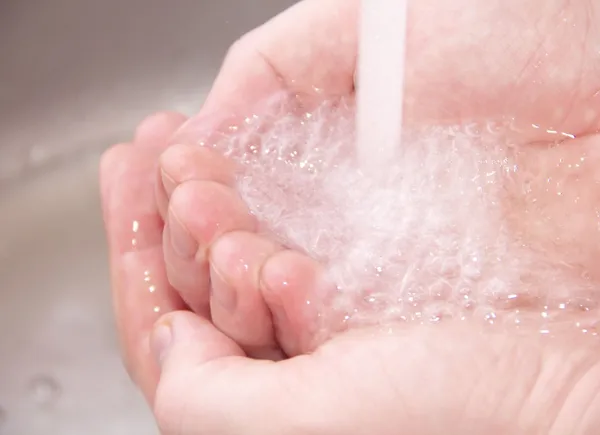 Händewaschen unter fließendem Wasser — Stockfoto