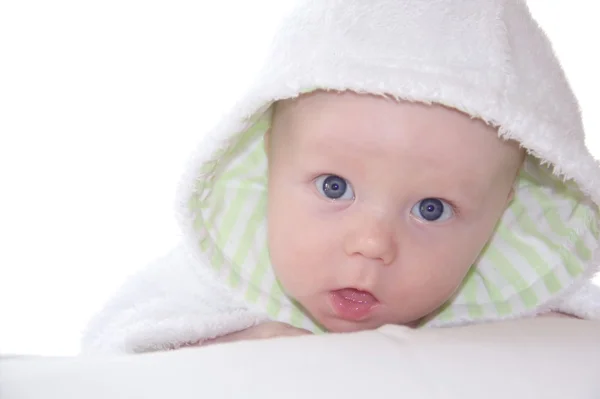 Mooie babyjongen in witte outfit met een kap — Stockfoto