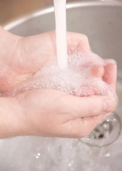 Человек моет руки водой — стоковое фото