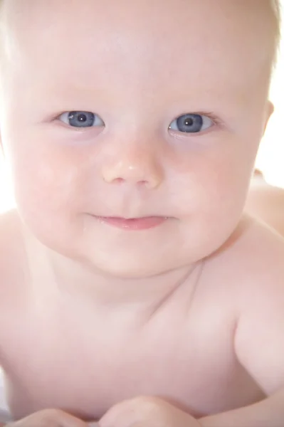 Retrato de adorável bebê inteligente — Fotografia de Stock