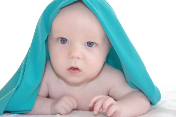 Bonito menino com cobertor azul na cabeça — Fotografia de Stock