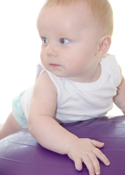 Şirin bebek çocuk egzersiz topu üzerinde — Stok fotoğraf