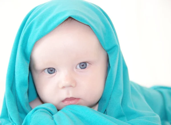 Portret piękne dziecko z jasny niebieski okładka — Zdjęcie stockowe
