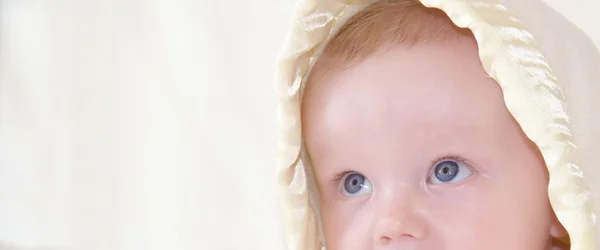 かわいい赤ちゃんは見上げる ロイヤリティフリーのストック画像