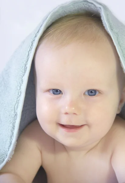 Mignon petit bébé sous la serviette douce — Photo