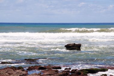okyanus manzaralı büyük taş ve okyanus kat düşük tide sonra