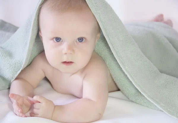 Schattige baby onder de handdoek Stockafbeelding