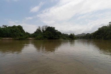 Kolombiya Palomino Nehri 'nin mavi gökyüzü ile Guajira Departmanı' ndaki inanılmaz manzarası.