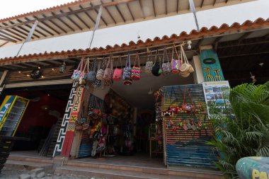 Alışveriş merkezinin caddesinde çantaları olan bir hediyelik eşya dükkanı.