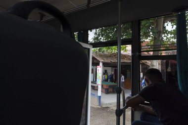 Otobüs içinden bilardo masası görünen bir yol pansiyonu.