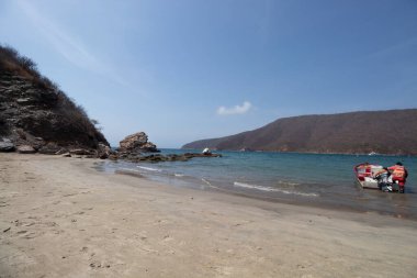 Baha, Tayrona Ulusal Parkı 'nda cankurtaran ve mavi okyanus manzarası.