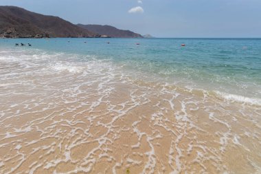 Güneşli bir günde Tayrona Doğal Parkı 'nda güzel mavi deniz manzarası