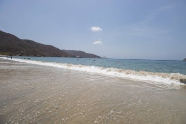 Kolombiya Tayrona Ulusal Parkı 'nda yer alan Concha Körfezi sahilinin güzel manzarası 