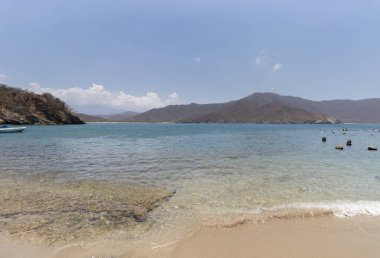 Kolombiya 'daki Concha Körfezi Akvaryumu. Tayrona Park manzarası. Arka planda Sierra Nevada dağları var.