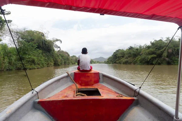 Ragazzo Seduto Cima Una Barca Guardare Paesaggio Colombiano Del Fiume — Foto Stock