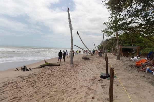 Kumsalda yürüyen bir turist. 