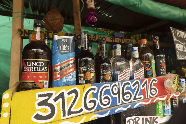 Yemek dükkanındaki içki şişelerine yakın bir yerde. 