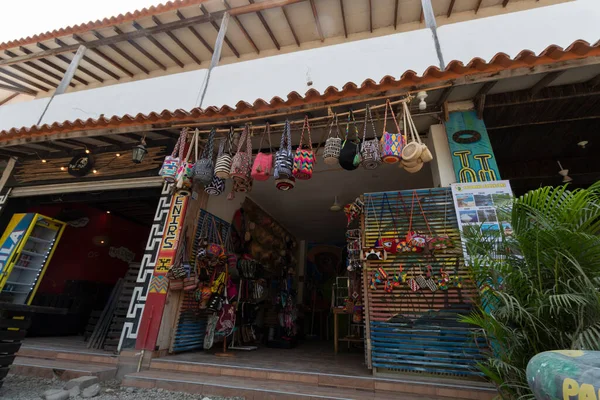 Alışveriş merkezinin caddesinde çantaları olan bir hediyelik eşya dükkanı.