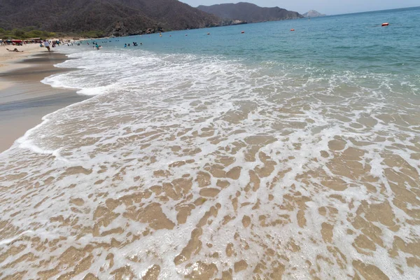 Güneşli bir günde Tayrona Ulusal Parkı Concha Körfezi 'nde Karayip deniz dalgaları